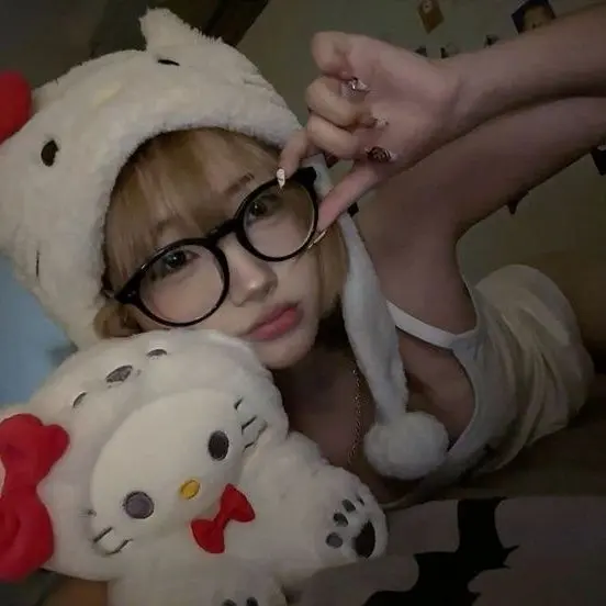 y2k hello kitty pfp 2